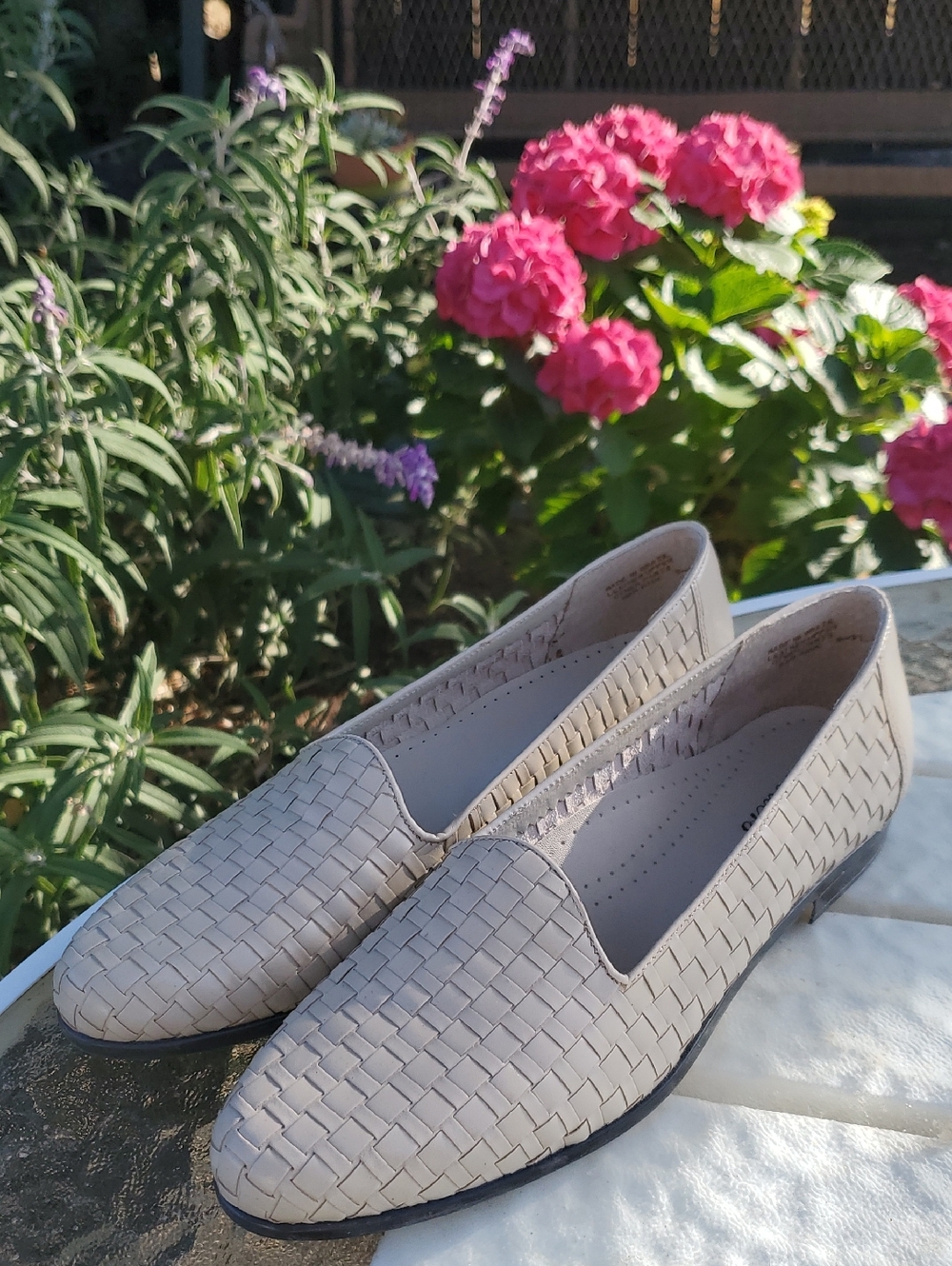 Trotters Flats Tan Size 9 EUC